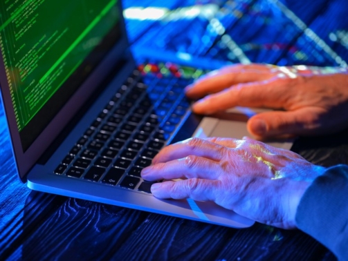 Ontslag terecht door expliciete foto’s op werklaptop