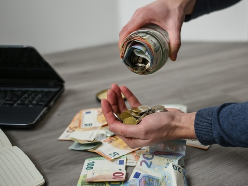 Schadevergoeding van bv op privérekening is afkoop pensioen